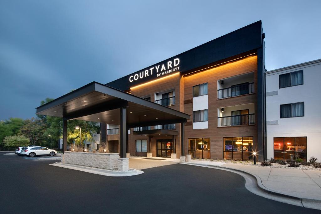 Courtyard Grand Rapids Airport - main image