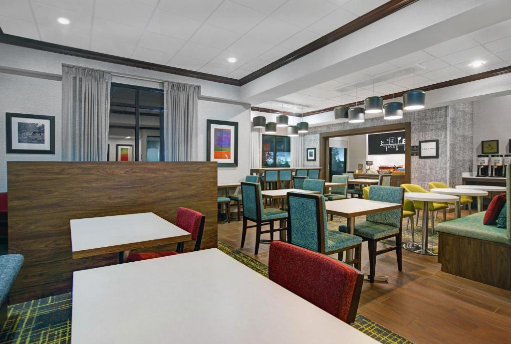 Hampton Inn Keokuk - image 7