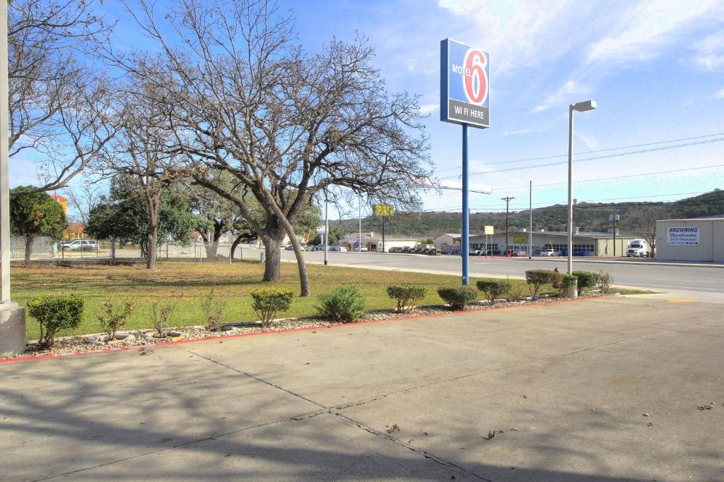 Motel 6-Kerrville TX - image 2