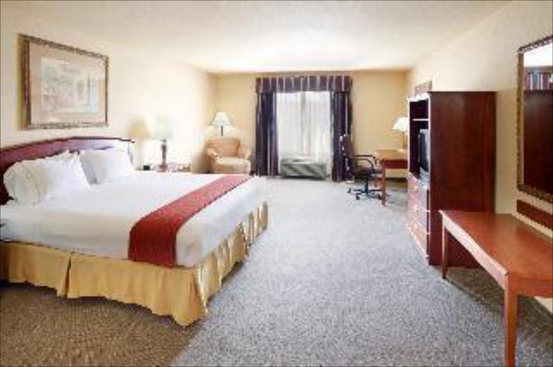 Holiday Inn Express & Suites Kerrville - image 3