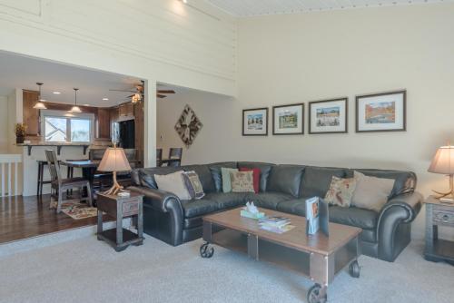 The Ridge On Golf Course with Elkhorn Amenities - image 2