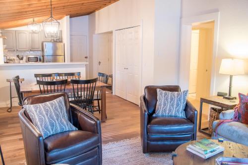 Ranch Condominium with Elkhorn Amenities - image 3