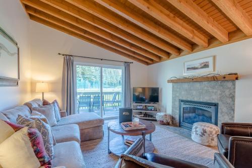 Ranch Condominium with Elkhorn Amenities - image 5