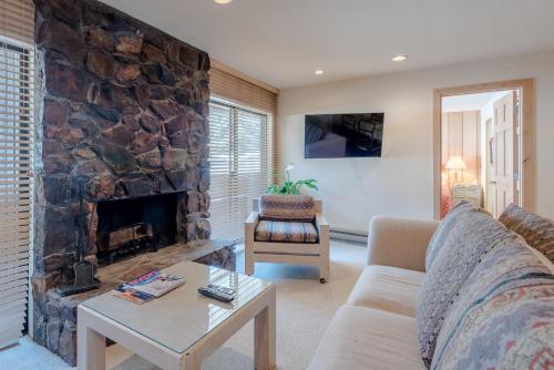 Sawtooth Condo in Warm Springs walk to lifts - image 3