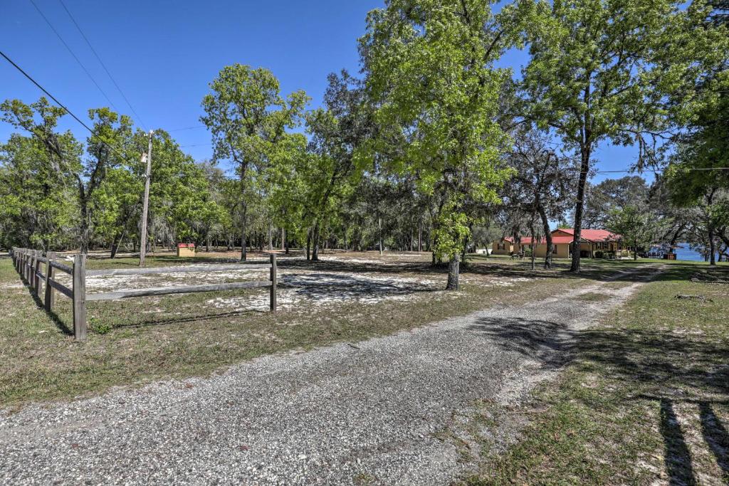 Lake Hutchinson Home - BBQ and Firepit! - image 6