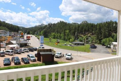 Roosevelt Inn Mount Rushmore - image 12