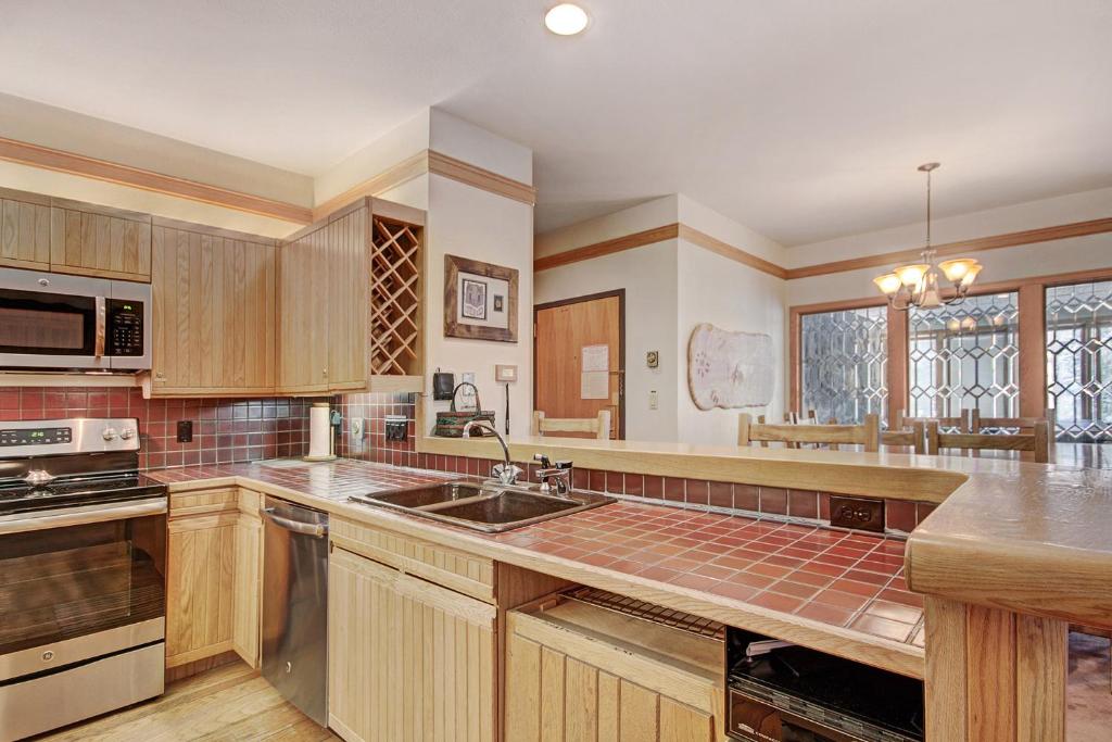 2705 Chateaux Dmont Condo - image 3