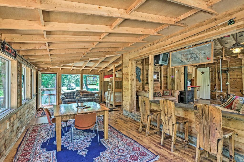 Accommodating Cabin 8 Miles to Mount Rushmore - main image