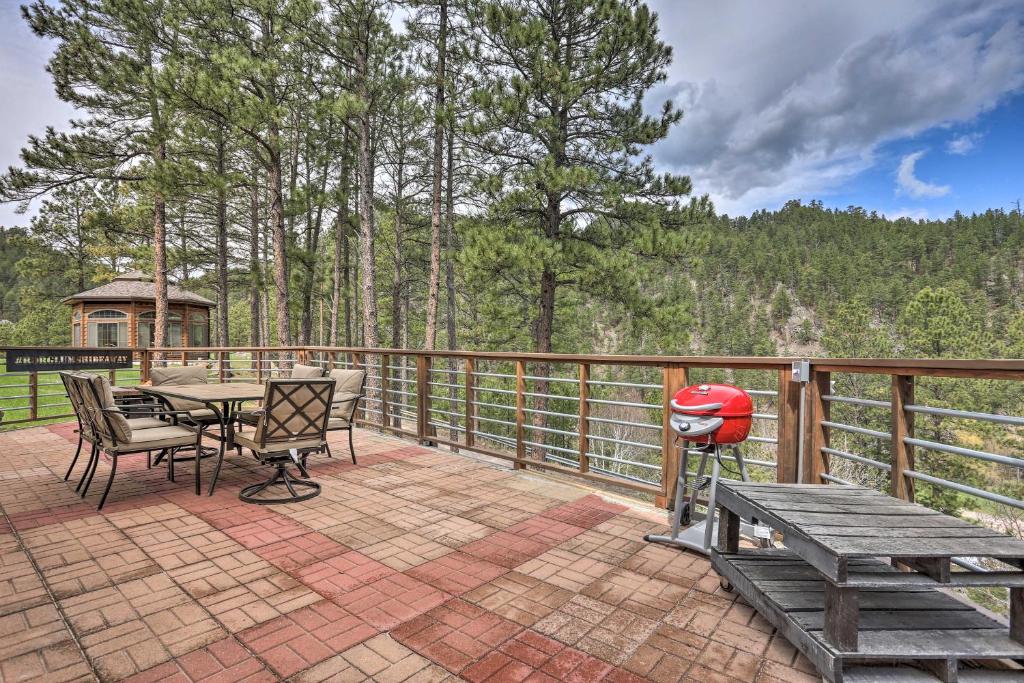 Keystone Getaway Cabin with Mount Rushmore View - main image