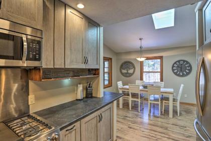 Keystone Getaway Cabin with Mount Rushmore View - image 10