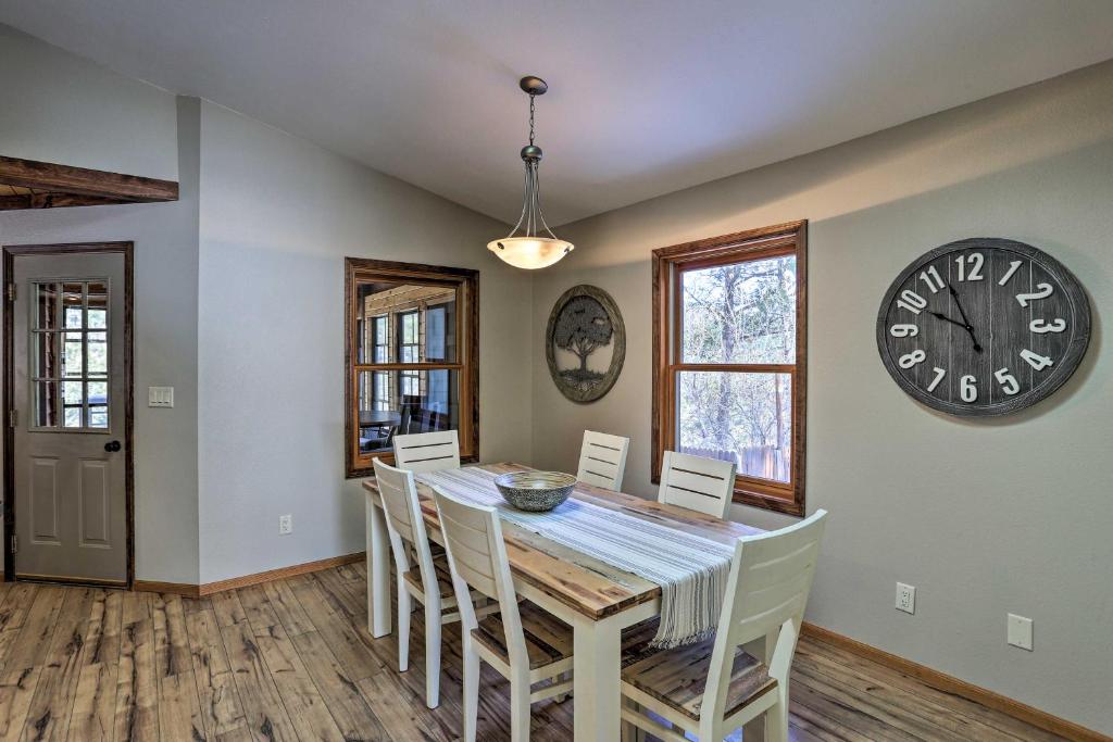 Keystone Getaway Cabin with Mount Rushmore View - image 5