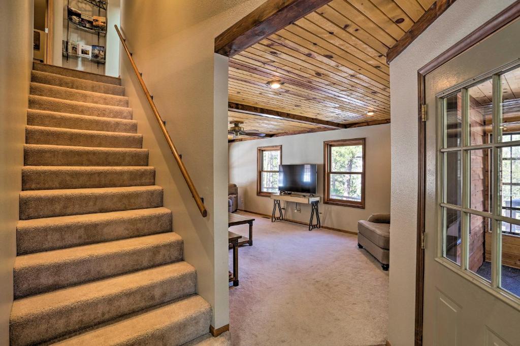 Keystone Getaway Cabin with Mount Rushmore View - image 6