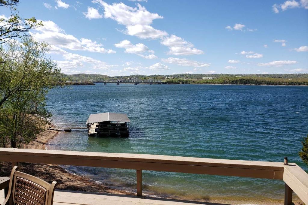 Table Rock Lake House - main image