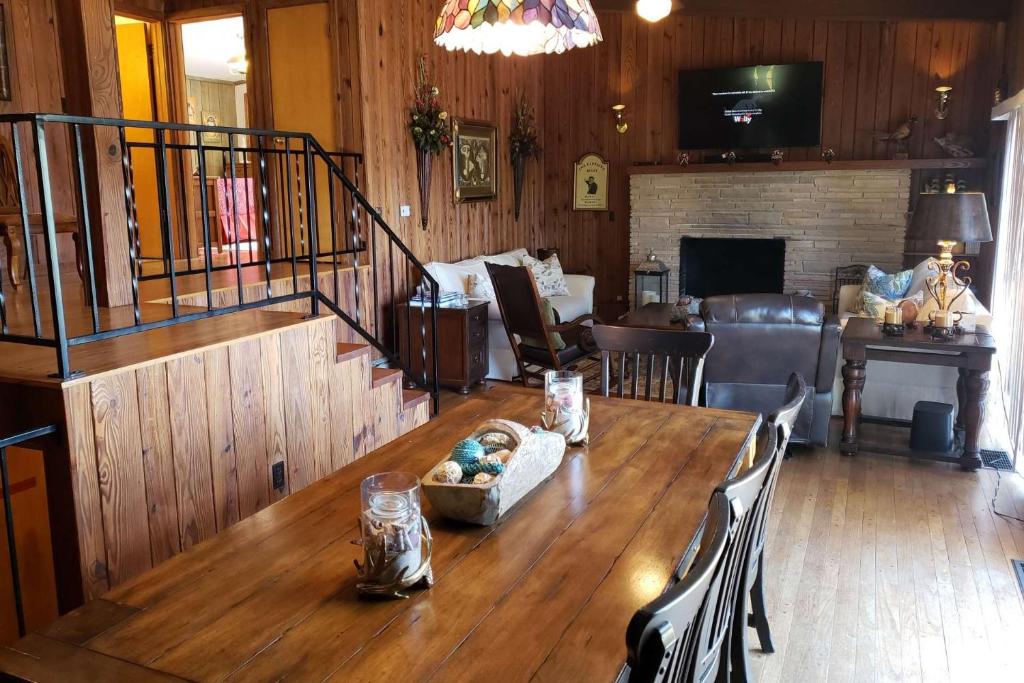 Table Rock Lake House - image 3