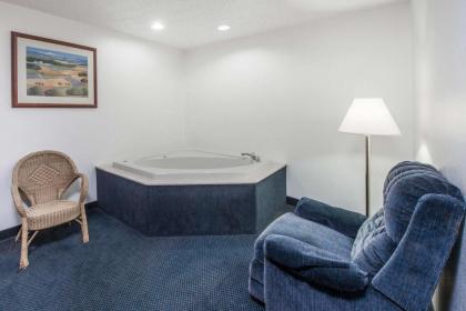 Days Inn by Wyndham Kingdom City - image 3