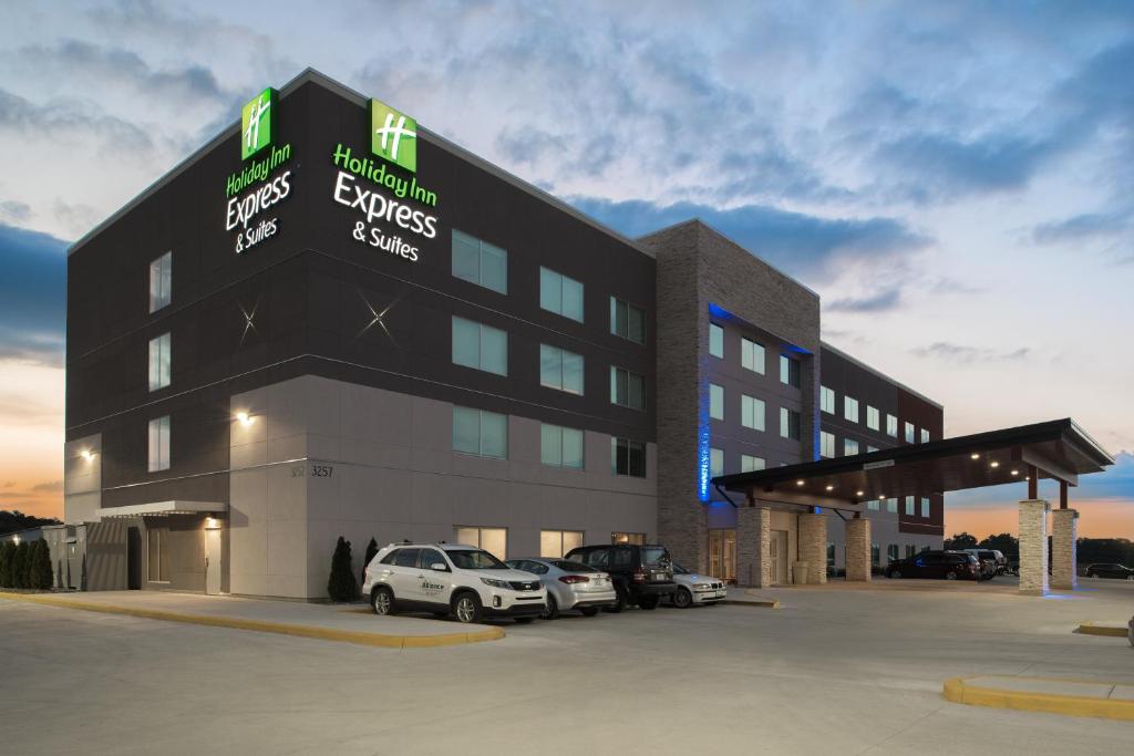 Holiday Inn Express & Suites Kingdom City an IHG Hotel - main image