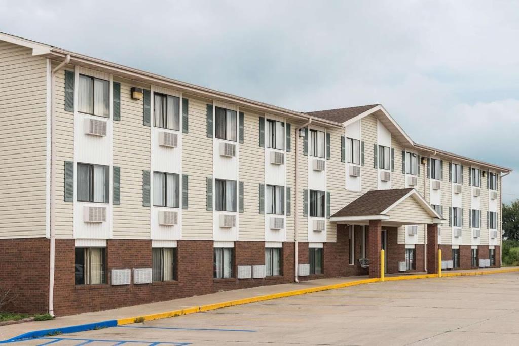 Amerihost Inn & Suites - main image