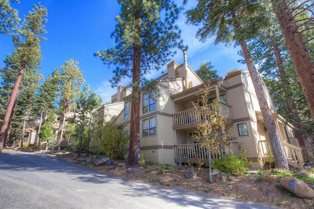 Forest View Townhouse by Lake Tahoe Accommodations - main image