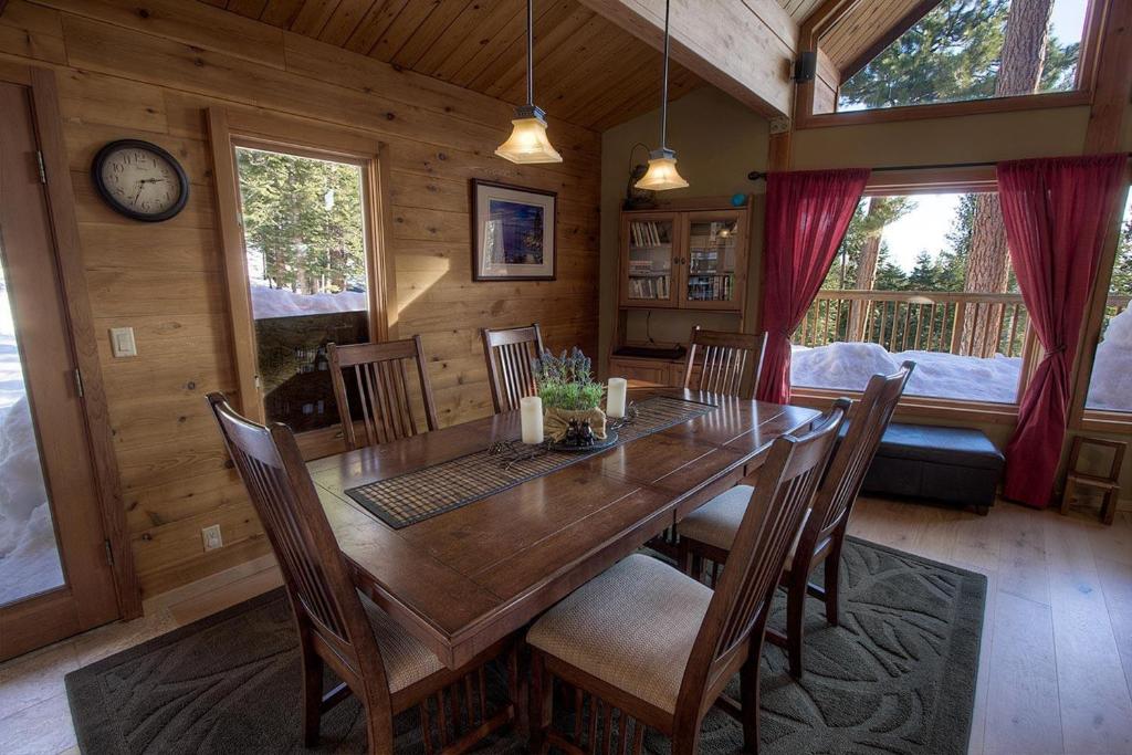 The Bass Chalet by Lake Tahoe Accommodations - image 3