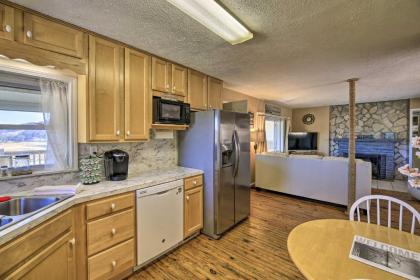 Sun-Soaked Kingsport Home with Deck and Lake View - image 10