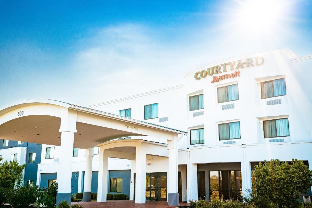 Courtyard by Marriott Kingston - main image