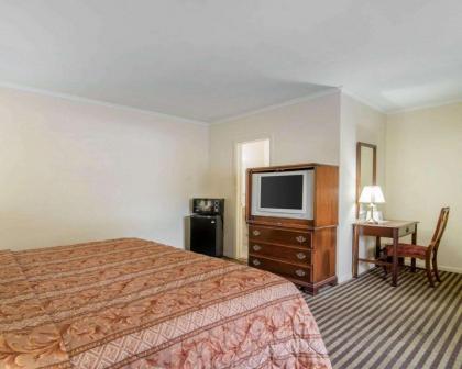 Rodeway Inn Skytop - image 8