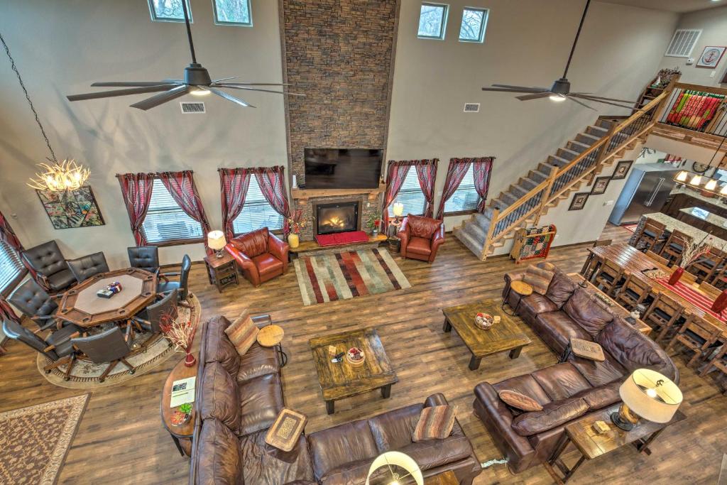 Spacious Kingston Home with Porch-Walk to Lake Texoma - main image