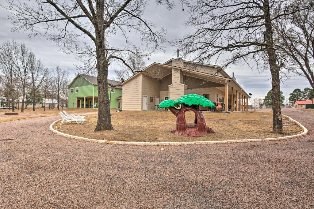 Spacious Kingston Home with Porch-Walk to Lake Texoma - image 5