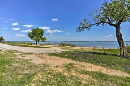 Cozy Kingston House on Lake Texoma-Steps to Beach! - image 2