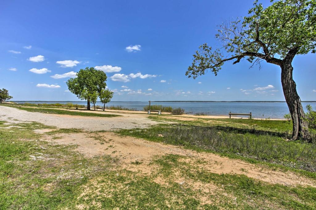 Cozy Kingston House on Lake Texoma-Steps to Beach! - image 2