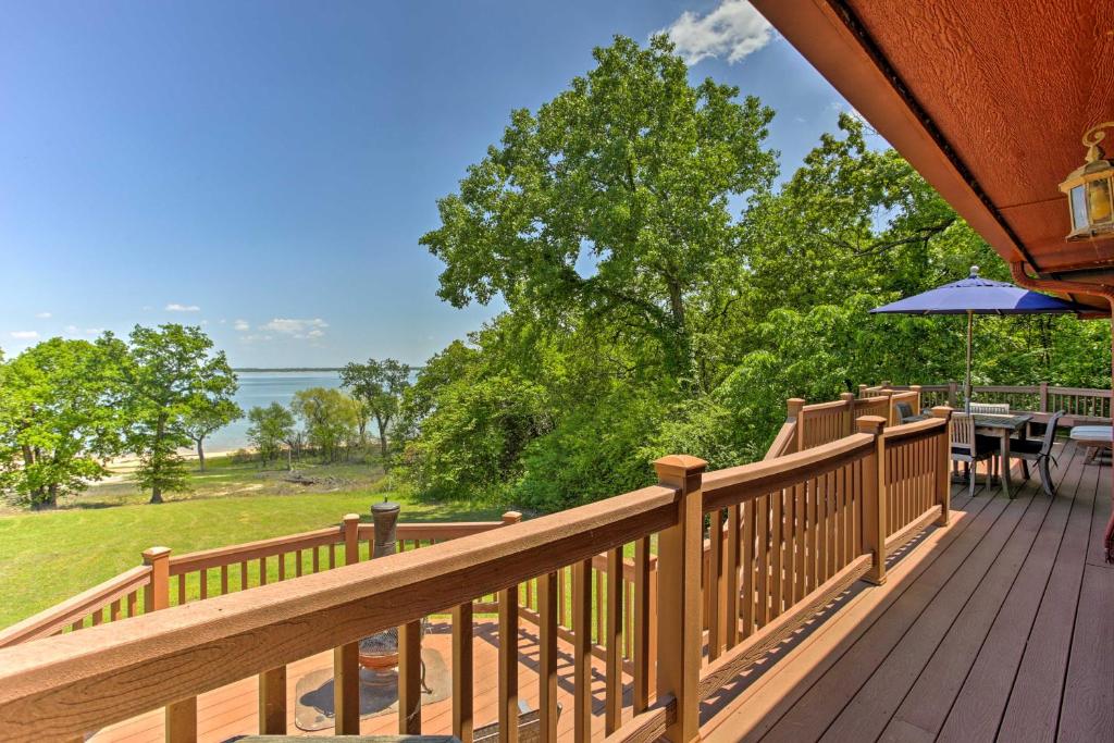 Cozy Kingston House on Lake Texoma-Steps to Beach! - image 6