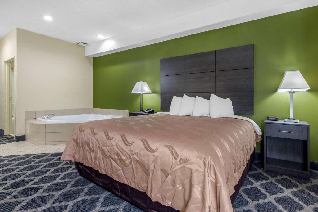 Quality Inn - image 7