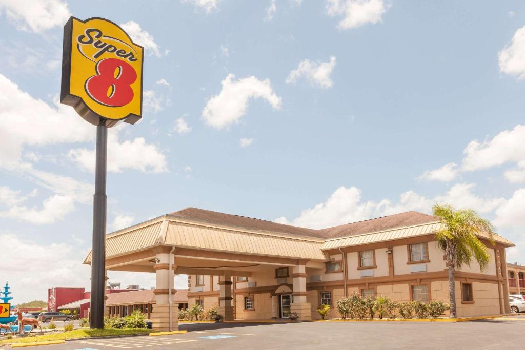 Super 8 by Wyndham Kingsville - main image