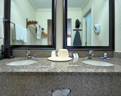 Americas Best Value Inn Kingsville - image 3