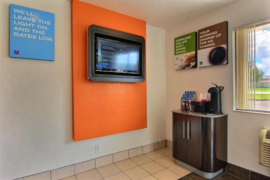 Motel 6-Kingsville TX - image 2