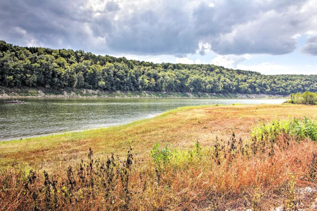 Bull Shoals Lake Getaway at Beaver Creek Marina! - image 2