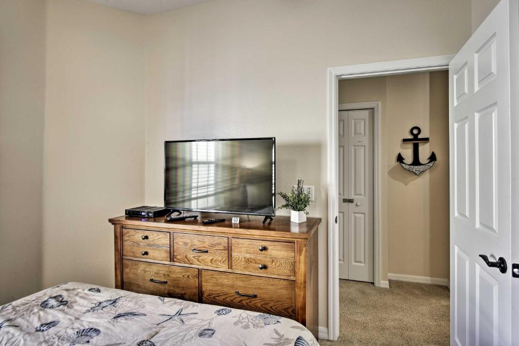 Central Townhome with Pool Access about 10 Min to Disney! - image 3