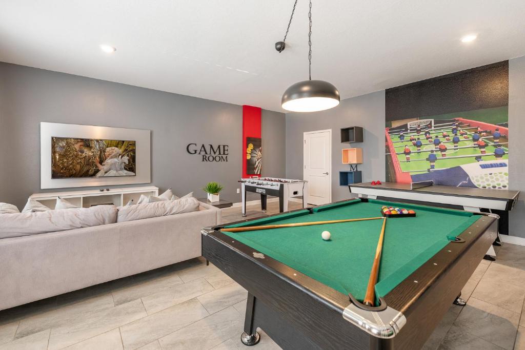 Luxury home with game room for 20 guests - image 2