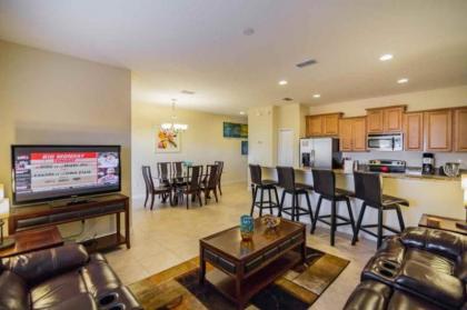 Contemporary 4 Bed 3 Bath Town Home With Upgrades Private Pool i Close to Disney Shopping - image 4