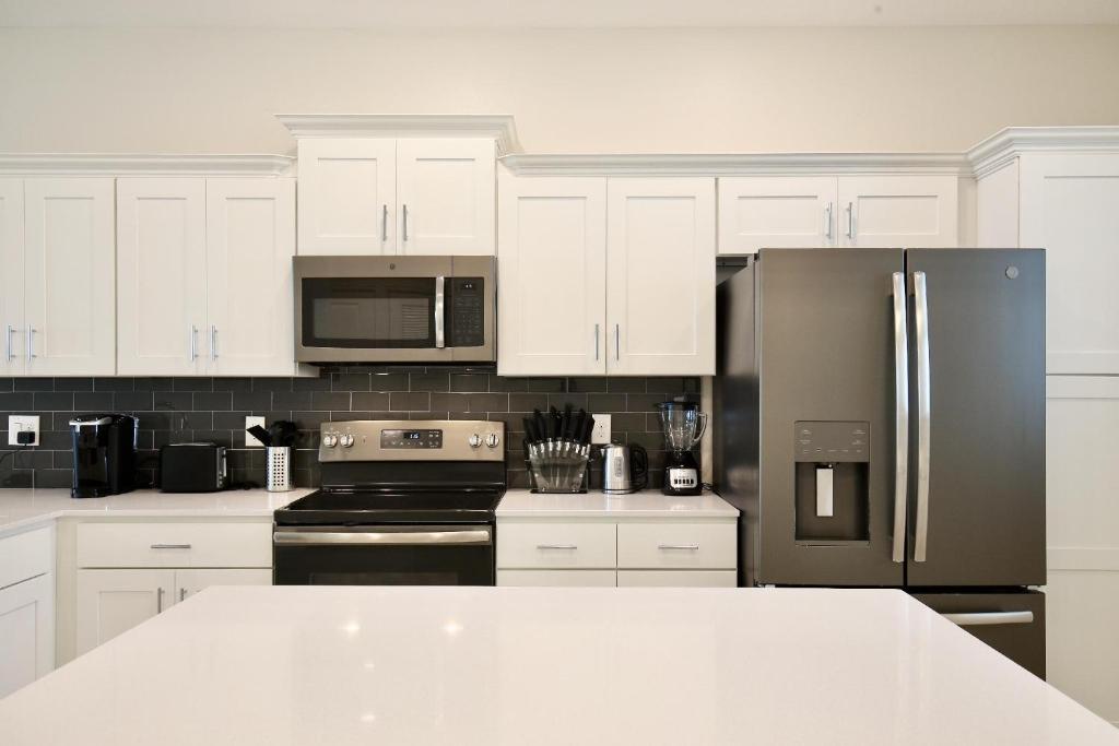 Spectacular all new 2 bedroom apartment in spectacular Storey Lake community Next to Disney - image 5