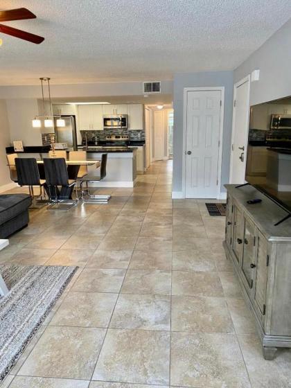 Grand Luxury 3BD Condo Apartment near Disney & Universal - image 4