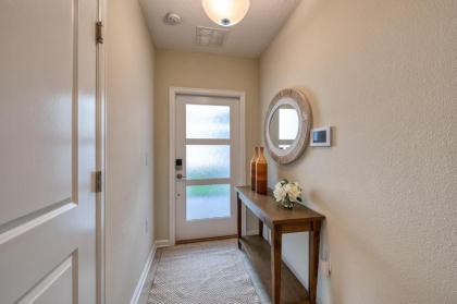 New Luxury 2 Bedroom Condo Near Disney - image 2