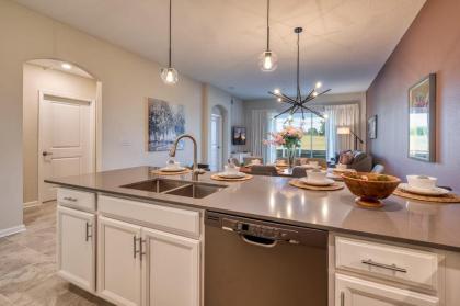 New Luxury 2 Bedroom Condo Near Disney - image 4