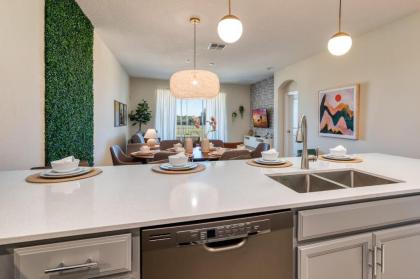 Chic and spacious 3 bedroom Condo near Disney - image 4