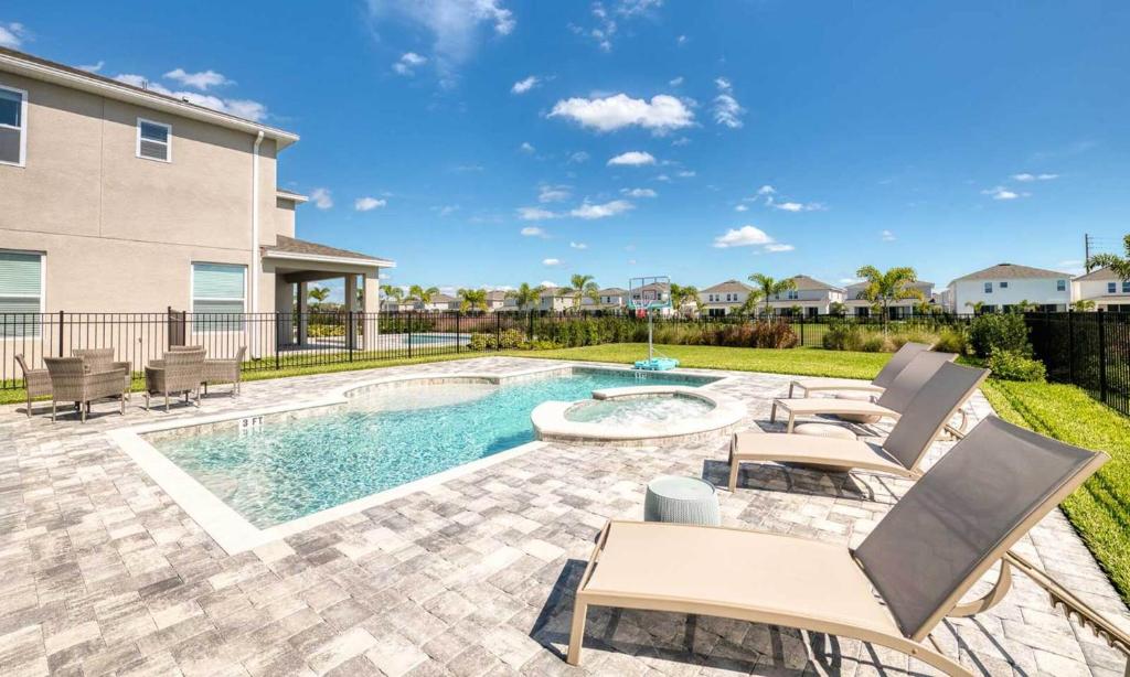 Rent the Perfect 5 Bedroom Villa on Encore Resort at Reunion Orlando Villa 4520 - image 2