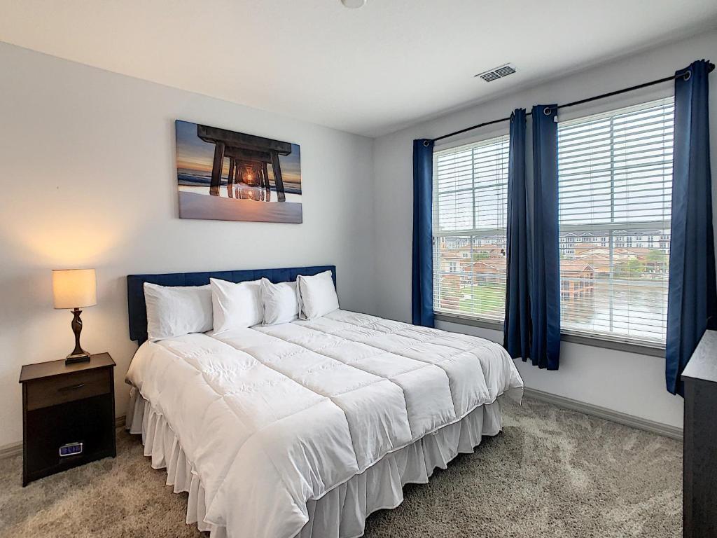 King Bed and Great Amenities! - main image