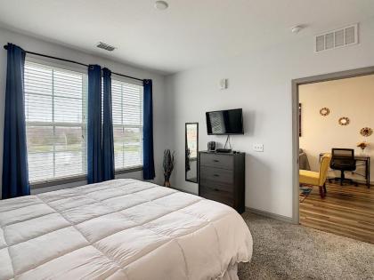 King Bed and Great Amenities! - image 5