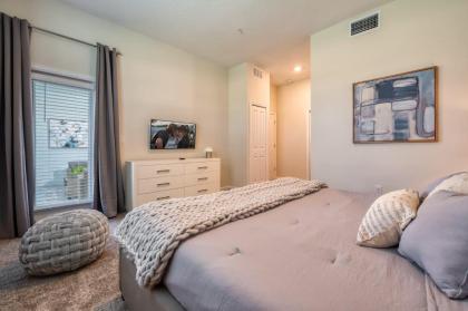 Modern and spacious 2 bedroom Condo By Disney - image 18