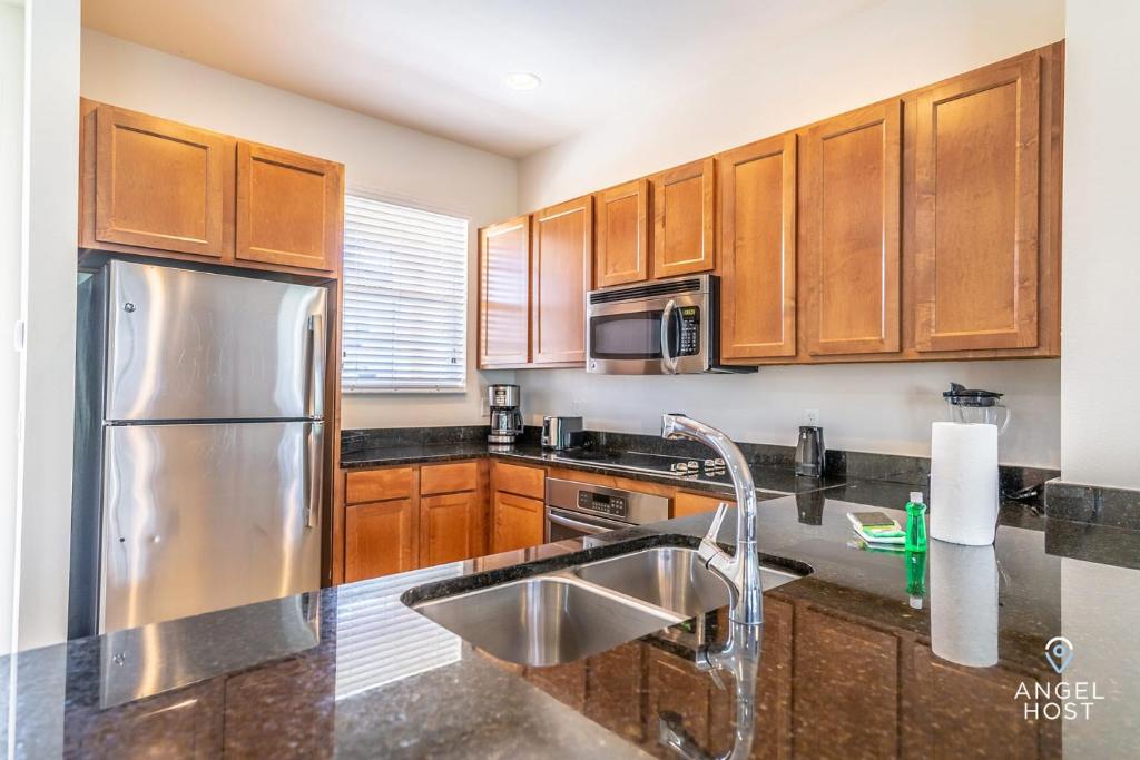 Perfect Family Getaway TownHome with Amenities by Disney! - image 5