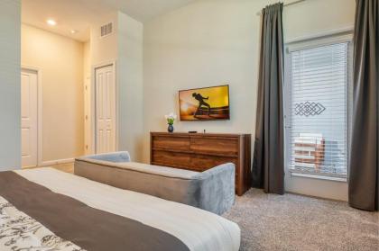 Super chic and modern 2 Bedroom Condo near to Disney - image 18